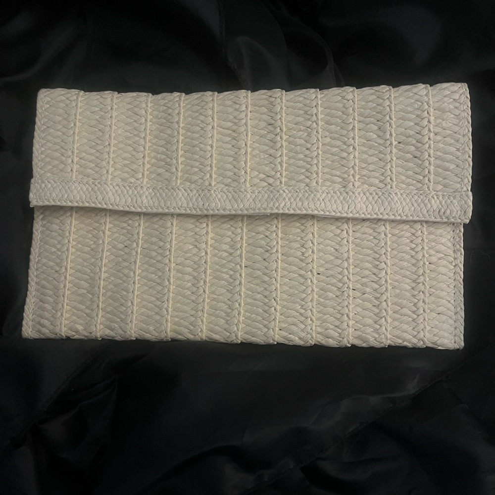 Straw clutch in like NEW condition. 😌